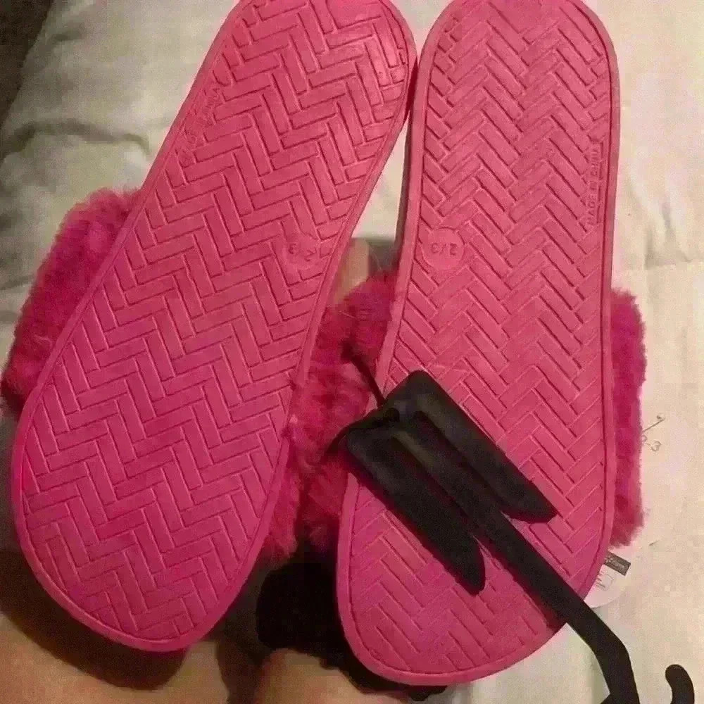 Girl slides - Picture 3 of 3